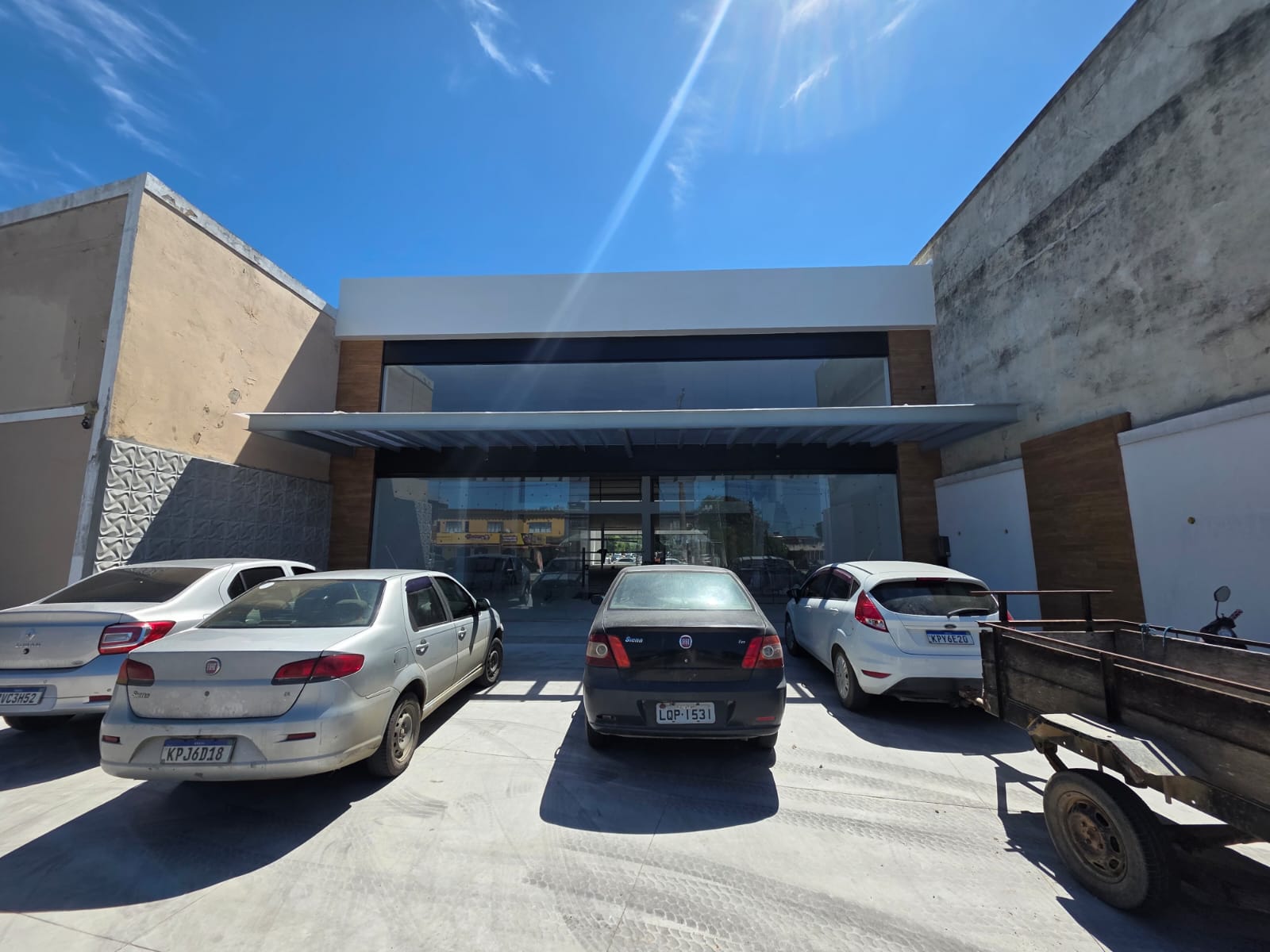 Lojas Comerciais Novas — Frente para Prefeitura e Amaral Peixoto